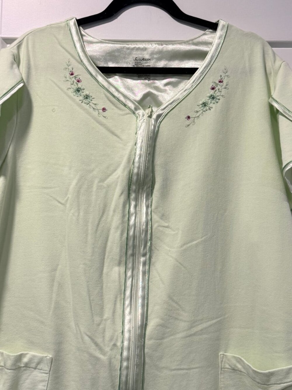 Vintage Secret Treasures Floral Embroidered Short-Sleeve Zip-Front Robe - Picture 3 of 4